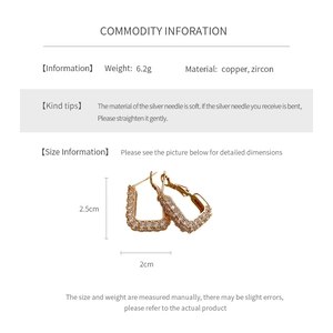 Spécifications de taille pour créoles carrées en zircon doré de 2,5 cm de hauteur