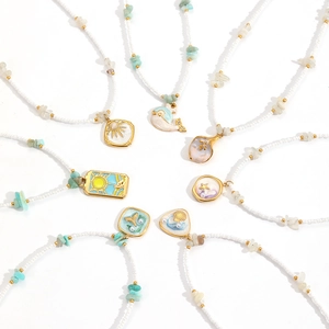 Collection détaillée de pendentifs océan plaqués or avec perles et breloques en émail