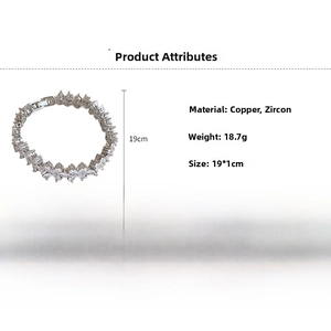 Vue détaillée du bracelet fleur argenté avec spécifications en cuivre et zircone