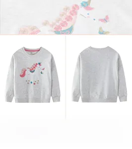 Detail der Einhorn- und Schmetterlingsstickerei auf grauem Kinder-Strickpullover