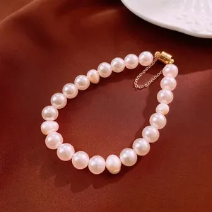Bracciale in perle d'acqua dolce con chiusura magnetica dorata su seta rossa