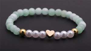 Bracelet minimaliste perles cristal vert et perles blanches avec pendentif cœur doré
