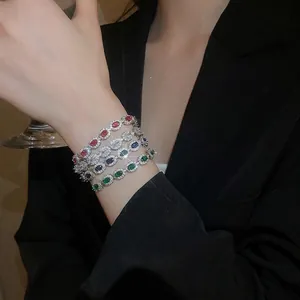 Bracelets élégants avec zircons ovales multicolores sur monture argentée portés par mannequin