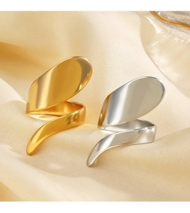 Polierte 18K Gold und Silber Edelstahlringe auf elegantem Seidenhintergrund