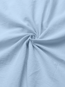 Détail de la texture du lin bleu clair montrant le tissage naturel et le drapé