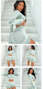 Détail d'ensemble fitness sans couture avec haut court manches longues et short vert menthe