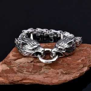 Vue détaillée du bracelet tête de loup Viking avec chaîne tressée sur écorce