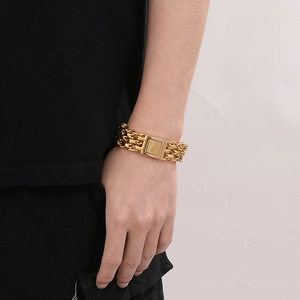 Détail du bracelet chaîne O dorée multicouche avec boucle rectangulaire polie au poignet
