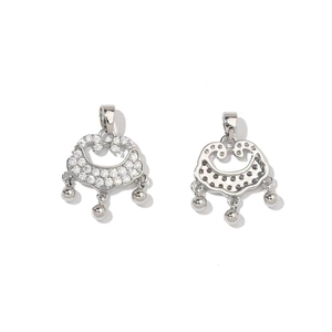 Vue détaillée de l'avant et l'arrière du pendentif cadenas en argent avec zircons