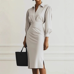 Eleganter hellgrauer V-Ausschnitt Langarmkleid mit Taillenfalten und Seitenschlitz