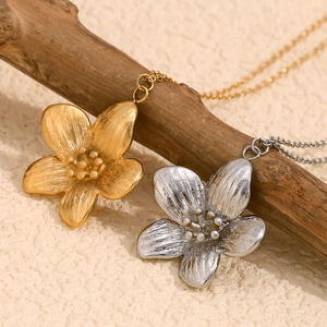Collier Pendentif Fleur En Acier Inoxydable Plaqué Or 18K Style Vintage Français Bijoux Élégants Pour Femmes