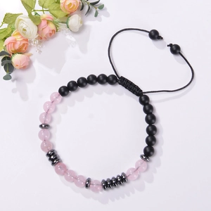 Dettaglio bracciale con perle in quarzo rosa, nero opaco ed ematite su cordino