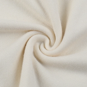 Texture macro détaillée du tissu en maille côtelée blanc crème avec plis en spirale