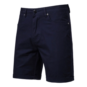 Vue détaillée du short en coton bleu marine avec fermeture à bouton et ourlet retroussé