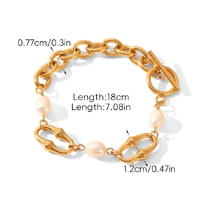 Dettaglio del bracciale a catena dorata con perle e specifica della lunghezza di 18cm