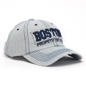 Détail de broderie Boston 3D sur casquette en jean bleu clair délavé avec bord effiloché
