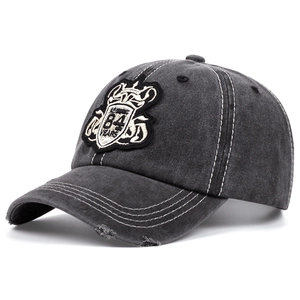 Casquette de baseball en coton gris foncé avec broderie 84 et surpiqûres blanches