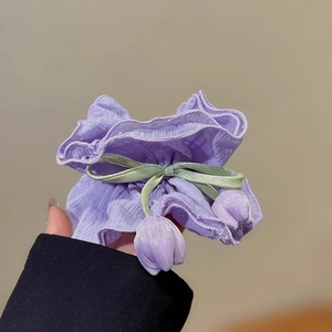 Chouchou en seersucker violet avec ruban nœud vert clair au design floral