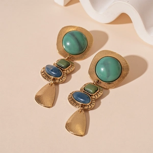 Boucles d'oreilles dorées vintage avec pierres en résine verte et perles bleues