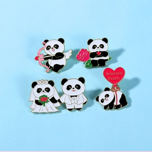 Detailansicht von vier Panda-Emaille-Anstecknadeln mit Herzen und Rosenmotiven