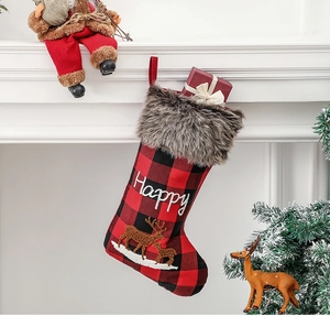 Chaussette de Noël à carreaux avec bordure en fausse fourrure et broderie renne sur la cheminée