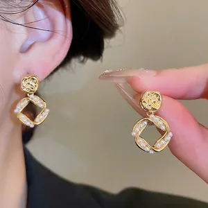Elegant 18K gold plated square earrings with pearls and vintage hammered finish