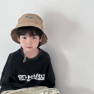 Khaki Fischerhut für Kinder und schwarzes Sweatshirt für Strandurlaub und Outdoor