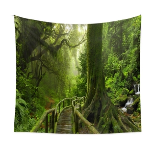 Dettaglio dell'arazzo foresta tropicale con alberi muschiosi e cascata naturale