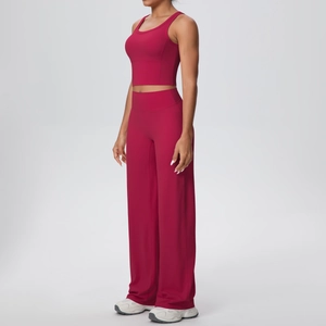 Dettaglio del set yoga magenta scuro con pantaloni a gamba larga e top sportivo corto