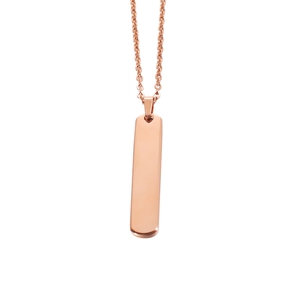 Dettaglio ravvicinato di una collana con ciondolo a barra verticale in oro rosa lucido