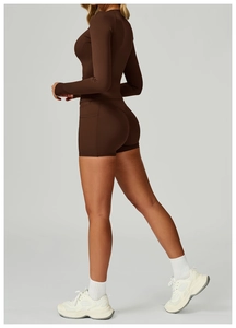 Vue latérale détaillée d'un ensemble de yoga marron chocolat avec manches longues et short