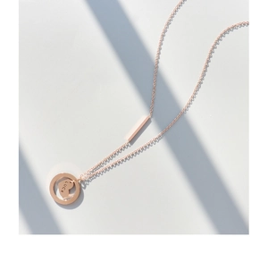 Dettaglio macro della collana con ciondolo a cuore Lucky in oro rosa e catena sottile
