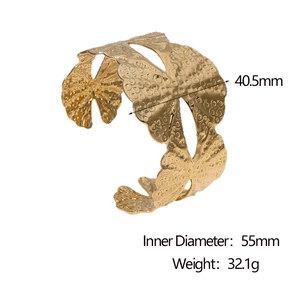 Détail d'un bracelet manchette en acier plaqué or 18 carats avec texture feuille et 55mm