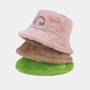Bobs en peluche pour femmes en rose, marron et vert avec écusson arc-en-ciel tendance