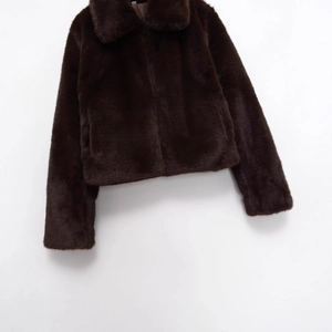 Giacca da donna in ecopelliccia marrone scuro con colletto a rever e peluche