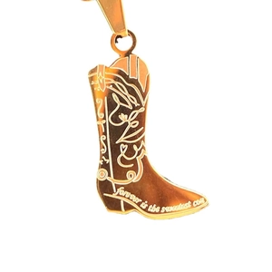 Collana con pendente a stivale da cowboy dorato in acciaio al titanio con incisione