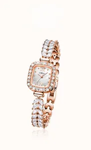 Détail de la montre en or rose avec cadran en nacre chatoyante et cristaux de zircone