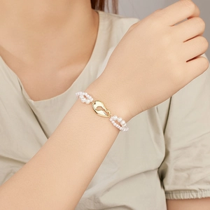 Elegant 925 silver pearl coffee bean bracelet with white shells on a model's wrist