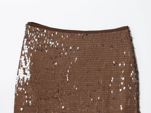 Vue détaillée du tissu à paillettes marron café et de la taille de cette mini-jupe