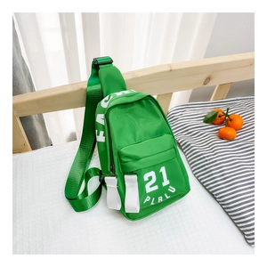 Gros plan du sac de poitrine vert en nylon pour enfant avec impression de lettres blanches