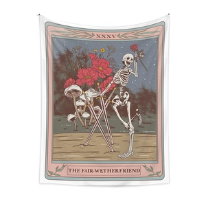 Détail de la tapisserie tarot avec squelette et fleurs sur tissu de qualité