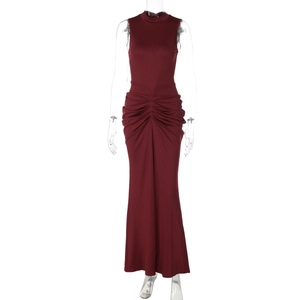 Detailansicht der weinroten Raffung und Faltentextur an einem ärmellosen Midikleid