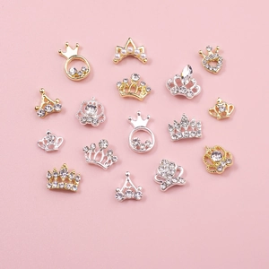 Détails de bijoux à ongles en forme de couronnes dorées et argentées avec strass