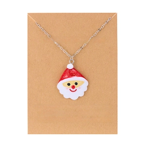 Detailansicht des Weihnachtsmann-Emaille-Anhängers mit silberner Kette auf Wunschkarte