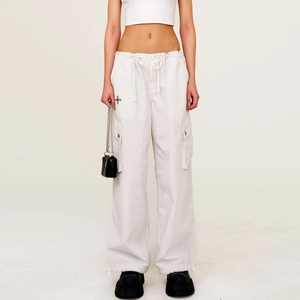 Pantalon cargo blanc avec poches latérales, cordon de serrage et imprimé croix florale
