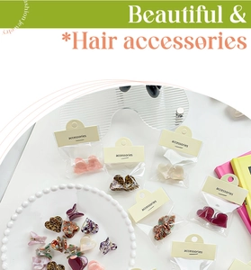 Vue détaillée de mini pinces à cheveux en forme de cœur avec motifs léopard et marbre