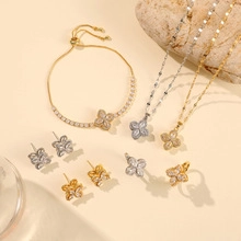 Dettaglio del set di gioielli a quadrifoglio in oro e argento con pavé di zirconi scintillanti