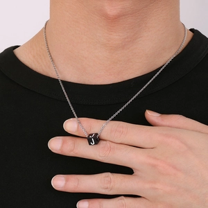 Collier en acier titane argenté avec pendentif cube noir orné de la lettre J blanche