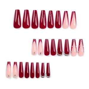 Faux ongles ballerine longs rouge vin et rose nude avec des strass fins