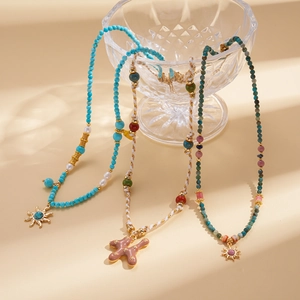 Ensemble de colliers bohèmes avec perles d'eau douce, pendentifs soleil et perles